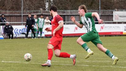 Archivbild: Gebert
Der SV Mitterteich verlor am Mittwoch das Nachholspiel bei der SpVgg Bayreuth II mit 1:2. Christian Zimmermann (rechts, Szene aus der Partie gegen den FSV Bayreuth) erzielte das zwischenzeitliche 1:1.