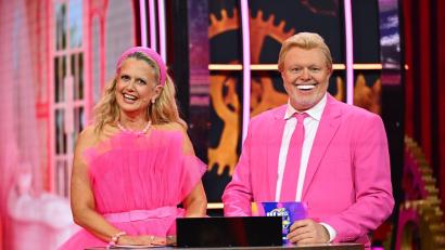 Bild: Willi Weber/RTL/Raab Entertainment/dpa
Ganz in Pink: Barbara Schöneberger und Stefan Raab spielen Barbie und Ken. (Handout)