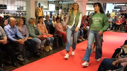 Bild: Hirsch
Modenschau im Textilhaus Frey in Schwandorf. Die Models zeigten die aktuellen Trends für diesen Sommer.