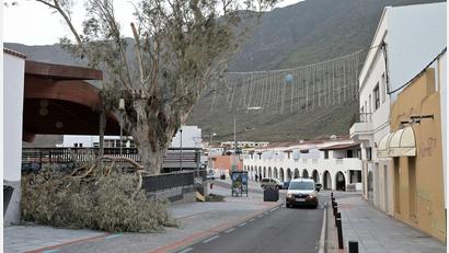 Bild: Europa Press Canarias/EUROPA PRESS/dpa
Für die Kanarischen Inseln gilt eine Sturmwarnung. „Therese“ zieht von West nach Ost über die Inseln vor der Westküste Afrikas hinweg und könnte mit Starkregen und Orkanböen für Überschwemmungen und Schäden an Gebäuden sorgen. (Archivfoto)