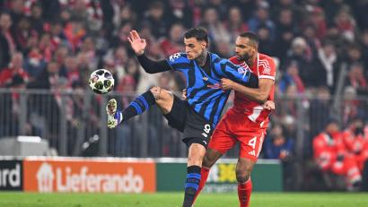 Bild: Tom Weller/dpa
Jonathan Tah (rechts) bot am Mittwochabend im Rückspiel gegen Atalanta Bergamo eine starke Partie. Dennoch wirkt die Bayern-Abwehr nicht immer sattelfest.