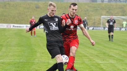 Bild: Hubert Ziegler
Faire Zweikampfführung beim ASV Haselmühl: Für Aaron Preischl (links) geht's am Sonntag im Abstiegskampf gegen den SV Freudenberg.