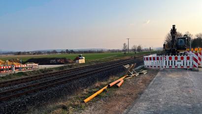 Bild: ihl
Aktuell wird an der SAD 3 eine Abwasserleitung der Milchwerke verlegt. Dazu wird ein Stahlrohr unter den Bahngleisen durchpresst. Rechts und links der Bahntrasse sind dafür rechteckige Baugruben ausgehoben.