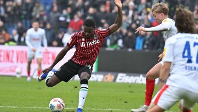 Bild: Swen Pförtner/dpa
Noel Aseko kehrt im Sommer erst einmal zu Bayern München zurück. (Archivbild)