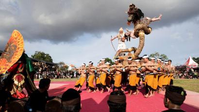 Bild: Firdia Lisnawati/AP/dpa
Die kunstvoll gestalteten Skulpturen, Ogoh-Ogoh genannt, stehen für böse Geister – und werden in einem symbolischen Akt der Reinigung verbrannt.
