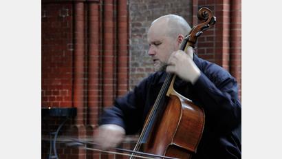 Bild: Ludwig Frankmar./exb
Ludwig Frankmar spielt ein fünfsaitiges Barockcello von Louis Guersan (Paris, 1756).