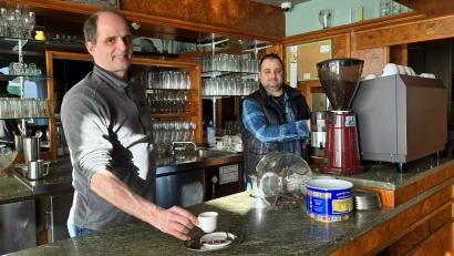 Bild: lnz
Dominik und Riccardo Neitz (von links) an der Theke der "Riviera" in Tirschenreuth. Im Gespräch mit Oberpfalz-Medien erklären sie, warum sie das Lokal für längere Zeit zusperren.