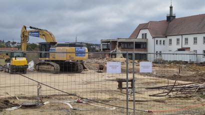 Archivbild: Lowak
Im Herbst rückte schweres Gerät an, um das Schulgebäude aus den 1970er-Jahren abzureißen. Die Finanzierung des Neubaus wird nun den Haushalt der Stadt Windischeschenbach in den nächsten Jahren prägen.