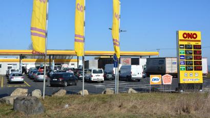 Bild: jr
Zur Mittagszeit bildeten sich vor dieser Tankstelle in Tschechien Warteschlangen, vor allem mit Autos mit deutschen Kfz-Kennzeichen.