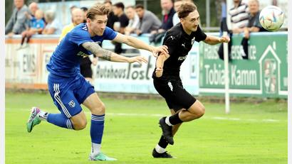 Archivbild: war
Packendes Laufduell zwischen Tobias Jobst vom SC Schwandorf-Ettmannsdorf und Nick Sperliich vom SV Etzenricht