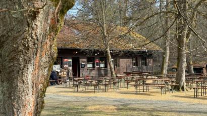 Bild: Gabi Schönberger
Der idyllische Biergarten der Blockhütte im Waldnaabtal lädt schon zur Einkehr ein: Sitzgelegenheiten und Tische sind aufgestellt, man möchte sich am liebsten gleich niederlassen und eine zünftige Brotzeit mit einem kühlen Erfrischungsgetränk oder ein leckeres Stück Kuchen zum Kaffee genießen.