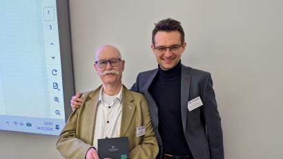 Bild: Jörg Bruchertseifer, Fahrgastverband PRO BAHN 
Staffelstabsübergabe im Bundesvorstand: Detlef Neuß (Ehrenvorsitzender) und der neue Bundesvorsitzende, Professor Lukas Iffländer (rechts).