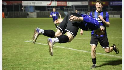 Bild: Dieter Jäschke
So akrobatisch wertvoll wie jüngst gegen Eintracht Bamberg will Patryk Bytomski auch am Freitag für die SpVgg SV Weiden jubeln.