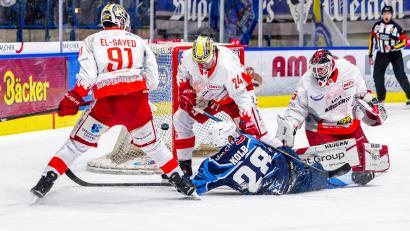 Bild: Elke Englmaier
Devils-Verteidiger Maximilian Kolb liegt neben Jerry Kuhn vor dem Nauheimer Tor. Am Freitag kann nach dem deutlichen 4:0 für die Hessen bereits die Entscheidung in dieser Play-down-Serie fallen.