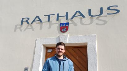 Bild: Raphael Koschta
Der Unterwappenöster Raphael Koschta hat mit 23 Jahren den Einzug in den Kulmainer Gemeinderat geschafft. Er möchte im künftigen Gremium besonders für die Belange der Landwirtschaft und der Jugend eintreten.