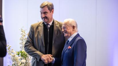 Bild: Conrad Electronic
Klaus Conrad (rechts) feiert seinen 90. Geburtstag mit Überraschungsgast Markus Söder.