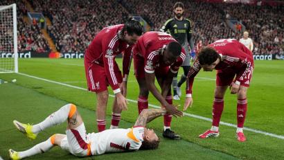 Bild: Jon Super/AP/dpa
Liverpool-Spieler sorgen sich um Noa Lang.