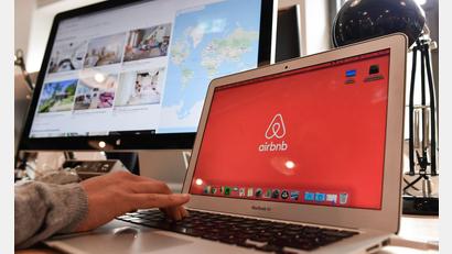 Bild: Jens Kalaene/dpa-Zentralbild/dpa
Das neue Registrierungsverfahren soll Bayerns Kommunen bessere Einblicke in den Markt der Online-Unterkunftsvermittler bieten - dadurch soll der Verlust von Wohnraum zugunsten von Ferienwohnungen verhindert werden. (Illustration)