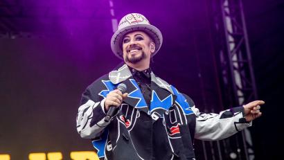 Bild: Amy Harris/Invision via AP/dpa
Der britische Popstar Boy George soll beim diesjährigen Eurovision Song Contest (ESC) auftreten. (Archivbild)