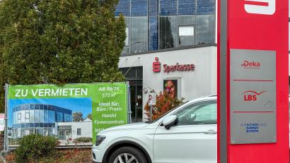 Bild: Wolfgang Steinbacher
Die SB-Filiale der Sparkasse in der Regensburger Straße zieht um. Seit Monaten hängt ein großes Banner vor der Geschäftsstelle, das auf den kommenden Auszug hindeutet.