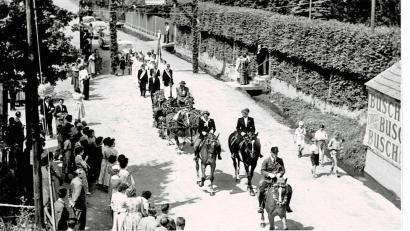 Bild: Archiv Annelies Neumann
Das ganze Dorf und noch viele Gäste aus den Nachbarorten waren unterwegs, um mit dem Gesangverein sein 50. Vereinsjubiläum im Jahr 1956 zu feiern. Zahlreiche benachbarte Männerchöre und Politprominenz begleiteten den Festzug durch Etzenricht.