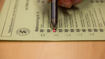 Bild: hbe
Bei den Kommunalwahlen hat Kümmersbruck zum zweiten Mal auf digitale Auszählung mit Stift und Barcode gesetzt (unser Bild entstand beim Wahlhelfer-Training): Diese Technik hilft, aber die Auswertung bleibt trotzdem fordernd für die Wahlhelfer.