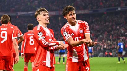 Bild: Tom Weller/dpa
Lennart Karl (l) und Tom Bischof mit ihrem Uno-Jubel.