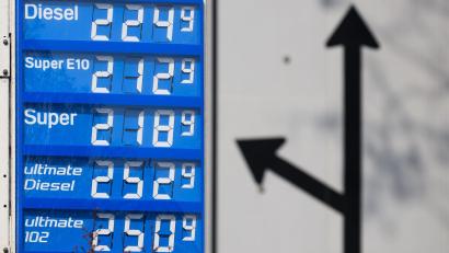 Bild: Robert Michael/dpa
Die Spritpreise sind nach oben geschnellt.