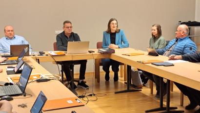 Bild: wel
Die Managerin der Öko-Modellregion Naturparkland Oberpfälzer Wald, Katharina Haas (Dritte von links), stellte den Gemeinderäten das Konzept vor. Rechts im Bild Klara Röhrl.