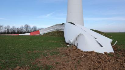 Bild: Daniel Löb/dpa
Ein havariertes Rotorblatt bei Berching in der Oberpfalz.