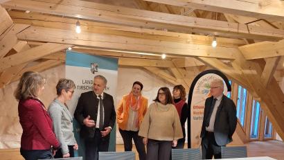 Bild: Fabian Polster/Landratsamt Tirschenreuth
Vertragsunterzeichnung für den neuen Familienstützpunkt: Die Verantwortlichen im Gespräch