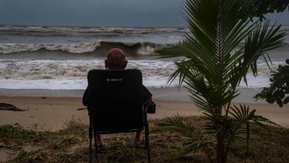 Bild: Brian Cassey/AAP/dpa
Der Zyklon könnte am Freitagmorgen (Ortszeit) ganz im Nordosten Australiens auf Land treffen.