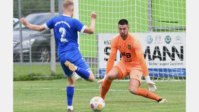 Bild: Gerhard Büttner
Das direkte Duell: Die SpVgg SV Weiden II um Johannes Rodler (blau) muss am Samstag zum direkten Duell beim FC Amberg mit Torhüter Marko Smodlaka ran.