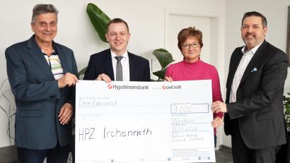 Bild: Stephan Landgraf
Max Hohlrüther (HPZ), Christian Wolf (Hypo-Vereinsbank), Brigitte Krause (HPZ) und Filialleiter Stefan Kallert (von links) freuen sich gemeinsam über die Spende der "Rolf und Hedwig Scheck-Stiftung“.