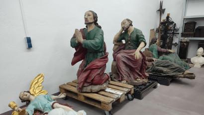 Bild: Franziska Beck/Stiftlandmuseum Waldsassen
In der Sitzung des Stadtrats berichtete Franziska Beck über ihre Arbeit im Depot des Stiftlandmuseums. Dort bis zur Restaurierung zwischengelagert sind auch die Figuren der Ölberg-Denkmals, das aktuell saniert wird. Die lebensgroßen Ölberg-Jünger sollen, so die Vermutung, von Karl Stilp oder zumindest in dessen Werkstatt gefertigt worden sein.