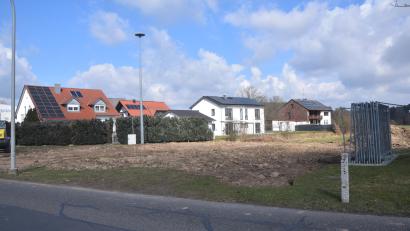 Bild: fz
Das alte Feuerwehrhaus in Meerbodenreuth ist abgerissen und das Areal wird derzeit für den Neubau des Gerätehauses planiert. Baubeginn wird noch heuer sein.