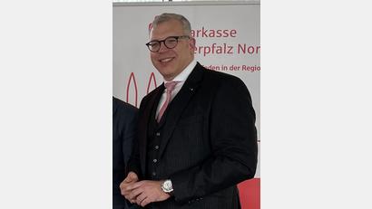 Archivbild: Sparkasse Oberpfalz Nord 
Dr. Jens Michael Heine beendet seinen Vorstandsvertrag bei der Sparkasse Oberpfalz Nord auf eigenen Wunsch zum 31. Dezember 2026.