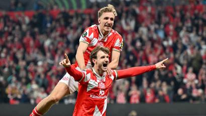 Bild: Torsten Silz/dpa
Stefan Posch (unten) sorgte für das umjubelte 1:0 für Mainz.