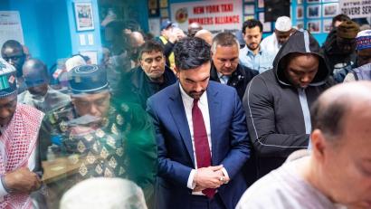 Bild: Angelina Katsanis/AP/dpa
Bürgermeister Zohran Mamdani (M), betet vor dem Fastenbrechen.