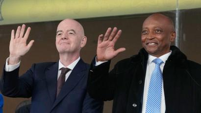 Bild: Themba Hadebe/AP/dpa
Patrice Motsepe (r) mit FIFA-Präsident Gianni Infantino. (Archivbild)