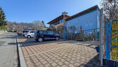 Bild: Stephan Huber
Der blaue Teil des Kindergartens St.-Martin in der Lipowskystraße in Amberg ist aufgrund der Bodenbeschaffenheiten leicht abgesackt. Weil sich besorgte Eltern gemeldet hätten, hat sich Stadtpfarrer Thomas Helm an Oberpfalz-Medien gewandt, um noch einmal klarzustellen, dass es keinen Grund zur Sorge gibt.