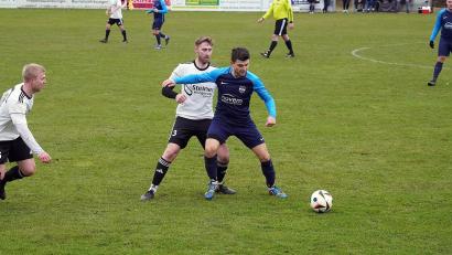 Bild: Masching
Im Derby beim ASV Haidenaab zeigten Nico Lautner (blaues Trikot) und sein FC Vorbach eine gute Leistung. Gegen den Tabellenzweiten SpVgg Trabitz muss sich die Mannschaft von Trainer Markus Tusek aber noch einmal steigern.