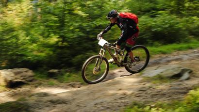 Bild: Archiv/Redaktion
Ein Mountainbiker am Südhang des Ochsenkopfes bei einem Enduro-Rennen. Hier sollen bald mehr Mountainbiker auf mehr Strecken unterwegs sein.
