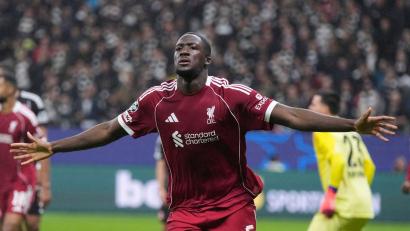 Bild: Michael Probst/AP/dpa
Ibrahima Konate sieht sich Hass-Attacken im Netz ausgesetzt. (Archivbild)