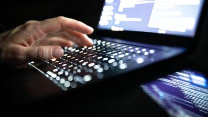 Bild: Philip Dulian/dpa
Fahnder in den USA, Kanada und Deutschland haben nun zwei große Botnetze lahmgelegt, die für Überlastungsangriffe genutzt wurden.