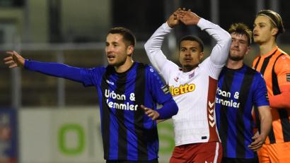 Bild: Gerhard Büttner
Warten auf den Eckball: Der Weidener Torschütze Moritz Zeitler (links) erledigte auch nach hinten seine Aufgaben vorbildlich.