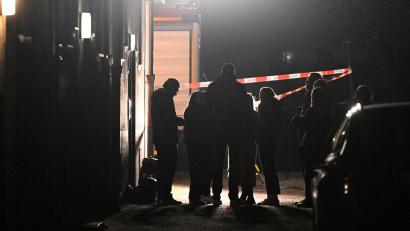 Bild: Felix Hörhager/dpa
Polizeibeamte, Kriminalpolizei, Spurensicherung und Staatsanwaltschaft stehen vor einem Haus, in dem eine Frau tot aufgefunden worden war.