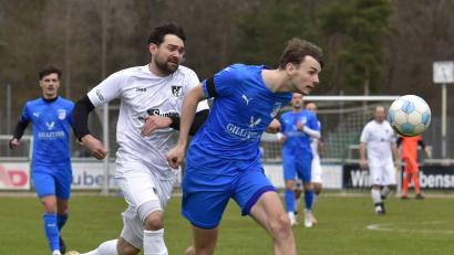 Archivbild: Hans Mark
Maximilian Ferstl (weißes Trikot) verlor zuletzt gegen den SV Schwarzhofen (rechts Bastian Hägler) mit 3:4. Ferstl fällt jetzt auch noch verletzt aus. Schwarzenfeld muss am Sonntag beim FC Pielenhofen ran, Schwarzhofen empfängt den TV Parsberg.