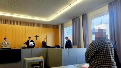 Bild: blf
Der Angeklagte (rechts) muss sich vor dem Landgericht Weiden verantworten, weil er mehr als 100.000 Dateien besessen hat, die Kindesmissbrauch zeigen.