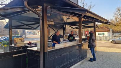 Bild: Tobias Gräf
Die meisten Kunden kämen, um Essen mitzunehmen, heißt es vom Kreuzerwirt-Personal. Im Biergarten unter den alten Obst- und Kastanienbäume sitzen in diesen Tagen nur wenige – vielen sind die Temperaturen noch zu frisch.